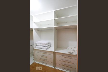 Apartamento à venda com 370m², 5 quartos e 3 vagasCloset da Suíte 1