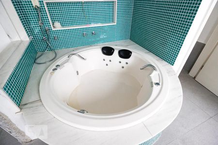 Apartamento à venda com 370m², 5 quartos e 3 vagasBanheira da Suíte 3