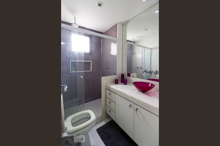 Apartamento à venda com 370m², 5 quartos e 3 vagasBanheiro da Suíte 2