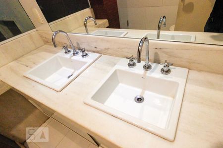 Apartamento à venda com 370m², 5 quartos e 3 vagasPia - Banheiro da Suíte 1