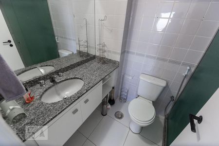 Banheiro social de apartamento para alugar com 2 quartos, 61m² em Barra da Tijuca, Rio de Janeiro