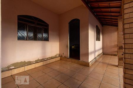 Casa à venda com 56m², 2 quartos e 4 vagas Casa à venda com 56m², 2 quartos e 4 vagasVaranda