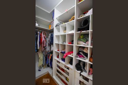 Casa à venda com 500m², 7 quartos e 3 vagas Casa à venda com 500m², 7 quartos e 3 vagasCloset