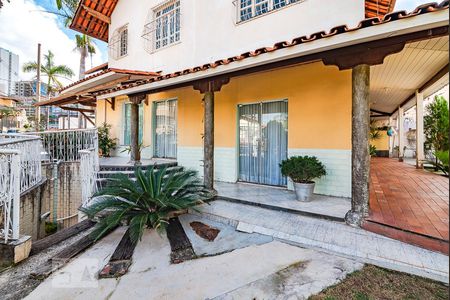 Casa à venda com 280m², 5 quartos e 3 vagasEntrada