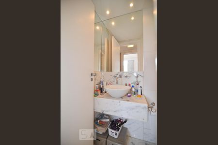 Apartamento à venda com 212m², 2 quartos e 2 vagasBanheiro social