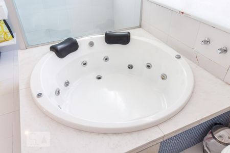 Casa de condomínio à venda com 460m², 4 quartos e 5 vagasDetalhe do Banheiro da Suíte 2