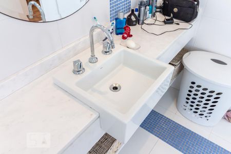 Casa de condomínio à venda com 460m², 4 quartos e 5 vagasDetalhe do Banheiro da Suíte 2