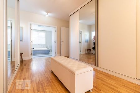 Casa de condomínio à venda com 460m², 4 quartos e 5 vagasSuíte 2