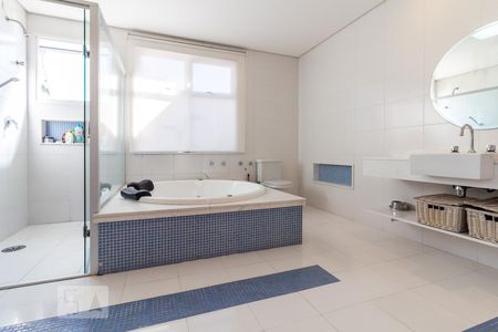 Casa de condomínio à venda com 460m², 4 quartos e 5 vagasBanheiro da Suíte 2