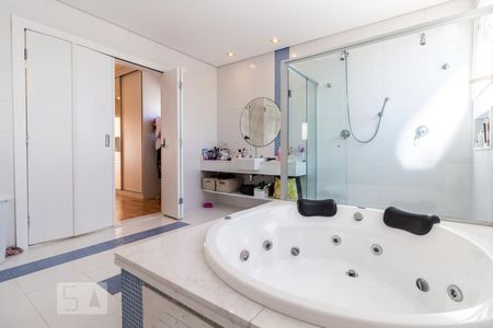 Casa de condomínio à venda com 460m², 4 quartos e 5 vagasBanheiro da Suíte 2