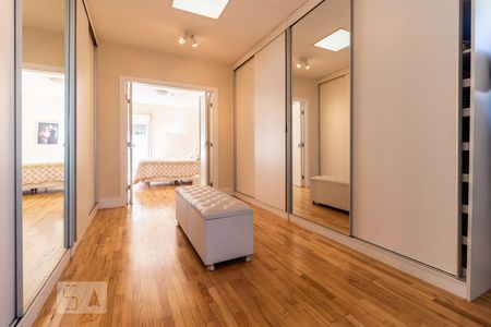 Casa de condomínio à venda com 460m², 4 quartos e 5 vagasSuíte 2