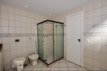 Casa de condomínio à venda com 480m², 5 quartos e 2 vagas Casa de condomínio à venda com 480m², 5 quartos e 2 vagasBanheiro Suíte