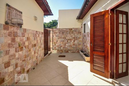 Casa de condomínio à venda com 480m², 5 quartos e 2 vagas Casa de condomínio à venda com 480m², 5 quartos e 2 vagasÁrea Externa - Suíte