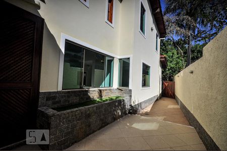 Casa de condomínio à venda com 480m², 5 quartos e 2 vagas Casa de condomínio à venda com 480m², 5 quartos e 2 vagasÁrea Externa - Lateral Casa