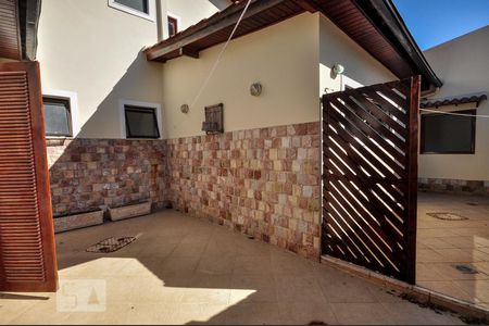 Casa de condomínio à venda com 480m², 5 quartos e 2 vagas Casa de condomínio à venda com 480m², 5 quartos e 2 vagasÁrea Externa - Suíte