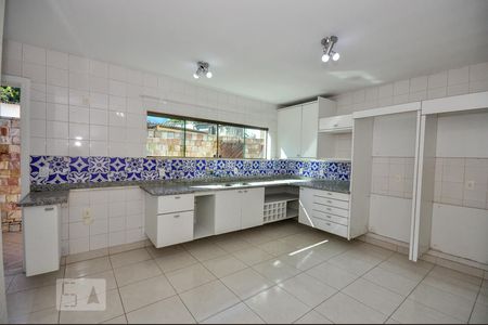 Casa de condomínio à venda com 480m², 5 quartos e 2 vagas Casa de condomínio à venda com 480m², 5 quartos e 2 vagasCozinha