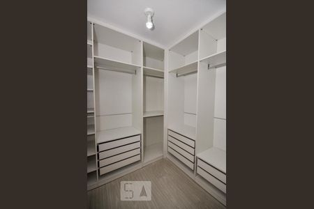 Casa de condomínio à venda com 480m², 5 quartos e 2 vagas Casa de condomínio à venda com 480m², 5 quartos e 2 vagasCloset Quarto 2