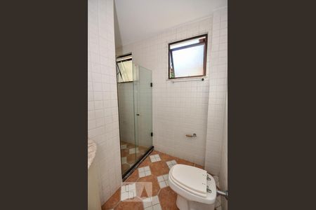 Casa de condomínio à venda com 480m², 5 quartos e 2 vagas Casa de condomínio à venda com 480m², 5 quartos e 2 vagasBanheiro Social 1