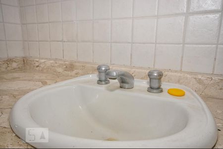 Casa de condomínio à venda com 480m², 5 quartos e 2 vagas Casa de condomínio à venda com 480m², 5 quartos e 2 vagasBanheiro Social 1