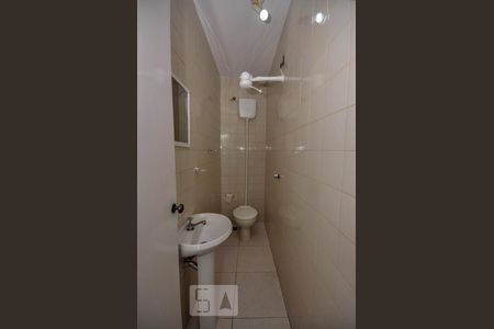 Casa de condomínio à venda com 480m², 5 quartos e 2 vagas Casa de condomínio à venda com 480m², 5 quartos e 2 vagasBanheiro de Serviço