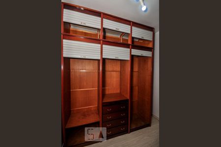 Casa de condomínio à venda com 480m², 5 quartos e 2 vagas Casa de condomínio à venda com 480m², 5 quartos e 2 vagasCloset Suíte