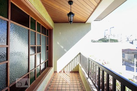 Casa à venda com 400m², 4 quartos e 4 vagas Casa à venda com 400m², 4 quartos e 4 vagasSacada sala de TV