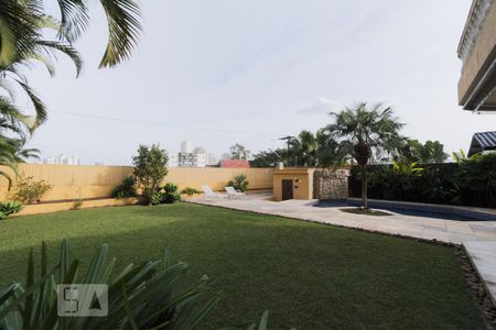 Casa de condomínio à venda com 441m², 4 quartos e 3 vagas Casa de condomínio à venda com 441m², 4 quartos e 3 vagasQuintal