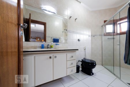 Casa de condomínio à venda com 441m², 4 quartos e 3 vagas Casa de condomínio à venda com 441m², 4 quartos e 3 vagasBanheiro Suíte 4