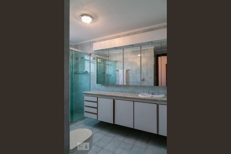 Apartamento à venda com 312m², 4 quartos e 4 vagas Apartamento à venda com 312m², 4 quartos e 4 vagasBanheiro da suíte 2