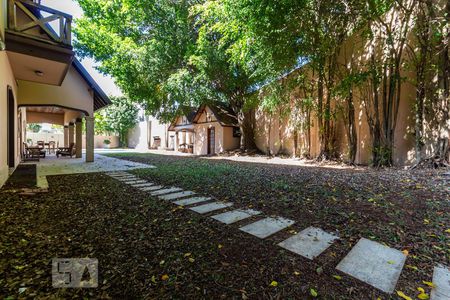 Casa de condomínio para alugar com 840m², 5 quartos e 3 vagas Casa de condomínio para alugar com 840m², 5 quartos e 3 vagasQuintal