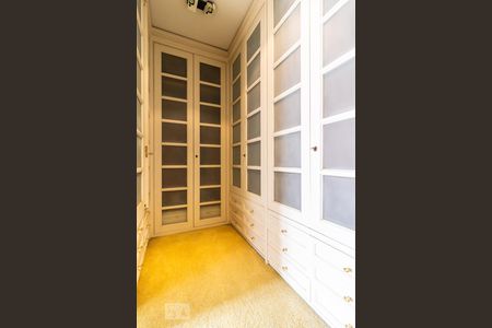 Casa de condomínio para alugar com 840m², 5 quartos e 3 vagas Casa de condomínio para alugar com 840m², 5 quartos e 3 vagasArmários da Suíte 2