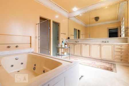 Casa de condomínio para alugar com 840m², 5 quartos e 3 vagas Casa de condomínio para alugar com 840m², 5 quartos e 3 vagasBanheiro da Suíte 5