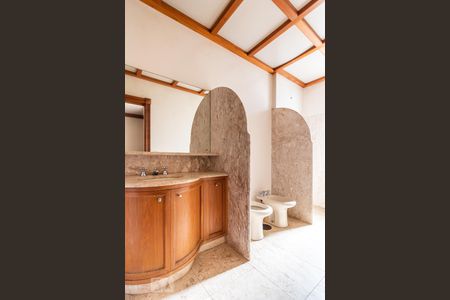 Casa de condomínio para alugar com 840m², 5 quartos e 3 vagas Casa de condomínio para alugar com 840m², 5 quartos e 3 vagasBanheiro da Suíte 1