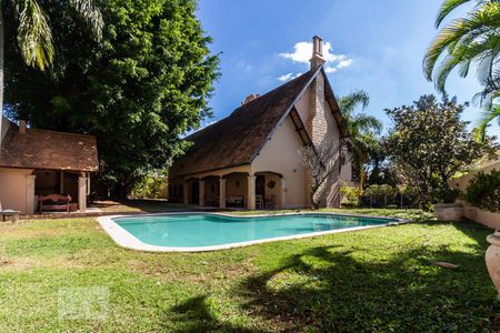 Casa de condomínio para alugar com 840m², 5 quartos e 3 vagas Casa de condomínio para alugar com 840m², 5 quartos e 3 vagasFachada Traseira