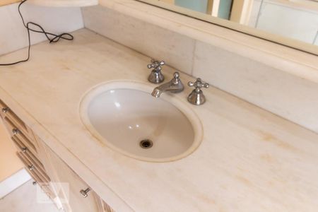 Casa de condomínio para alugar com 840m², 5 quartos e 3 vagas Casa de condomínio para alugar com 840m², 5 quartos e 3 vagasDetalhe do Banheiro da Suíte 5