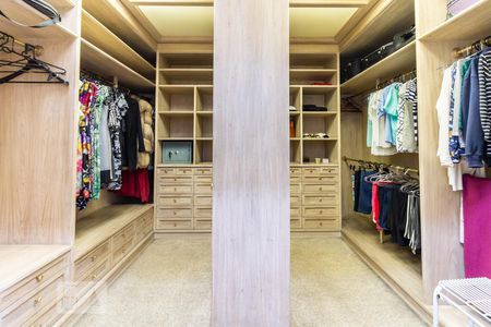 Casa de condomínio para alugar com 840m², 5 quartos e 3 vagas Casa de condomínio para alugar com 840m², 5 quartos e 3 vagasClosets da Suíte 5