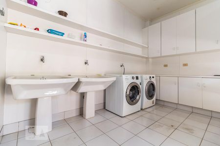 Casa de condomínio para alugar com 840m², 5 quartos e 3 vagas Casa de condomínio para alugar com 840m², 5 quartos e 3 vagasÁrea de Serviço