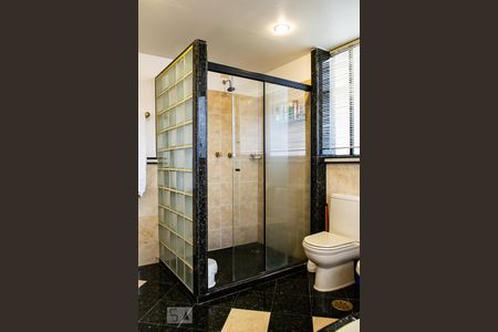 Apartamento à venda com 250m², 3 quartos e 4 vagas Apartamento à venda com 250m², 3 quartos e 4 vagasBANHEIRO QUARTO 1