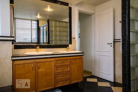 Apartamento à venda com 250m², 3 quartos e 4 vagas Apartamento à venda com 250m², 3 quartos e 4 vagasBANHEIRO QUARTO 1