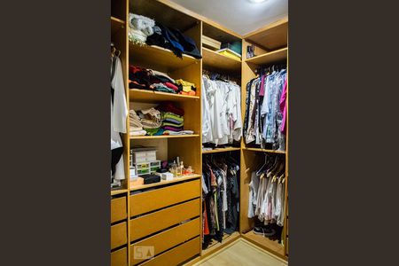 Apartamento à venda com 250m², 3 quartos e 4 vagas Apartamento à venda com 250m², 3 quartos e 4 vagasCLOSET QUARTO 1