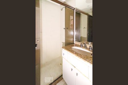 Apartamento à venda com 170m², 3 quartos e 2 vagas Apartamento à venda com 170m², 3 quartos e 2 vagasBanheiro Corredor