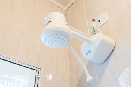 Banheiro de kitnet/studio para alugar com 1 quarto, 15m² em Vila Firmiano Pinto, São Paulo