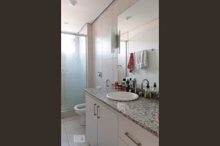 Banheiro de apartamento para alugar com 2 quartos, 82m² em São João, Porto Alegre