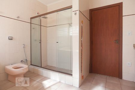 Casa à venda com 240m², 4 quartos e 5 vagas Casa à venda com 240m², 4 quartos e 5 vagasBanheiro da suíte 1