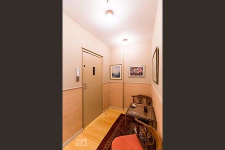 Apartamento à venda com 570m², 4 quartos e 3 vagas Apartamento à venda com 570m², 4 quartos e 3 vagasHall de Entrada Único do Elevador