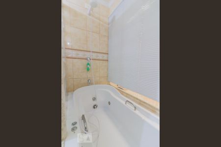 Casa à venda com 610m², 2 quartos e 3 vagasBanheira da suíte 1