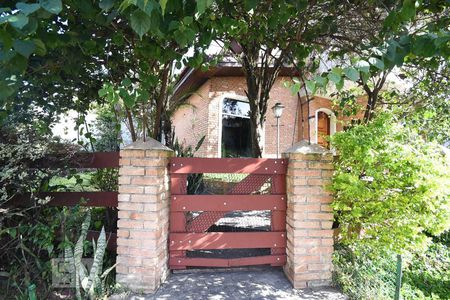 Casa à venda com 270m², 4 quartos e 2 vagas Casa à venda com 270m², 4 quartos e 2 vagasEntrada