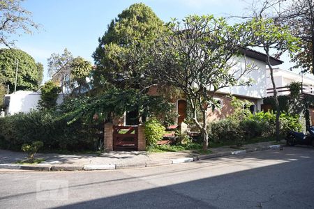 Casa à venda com 270m², 4 quartos e 2 vagas Casa à venda com 270m², 4 quartos e 2 vagasFachada