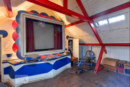 Casa à venda com 280m², 4 quartos e 3 vagas Casa à venda com 280m², 4 quartos e 3 vagassótão cinema