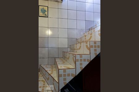 Casa de condomínio à venda com 120m², 2 quartos e 2 vagas Casa de condomínio à venda com 120m², 2 quartos e 2 vagasEscada